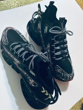 Black Knit Athletic Shoe with Contrasting Black & White Laces número 41